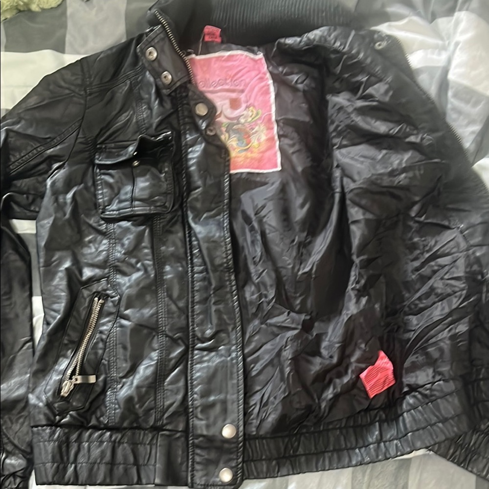 Sleek Black Jacket with Zipper Accents